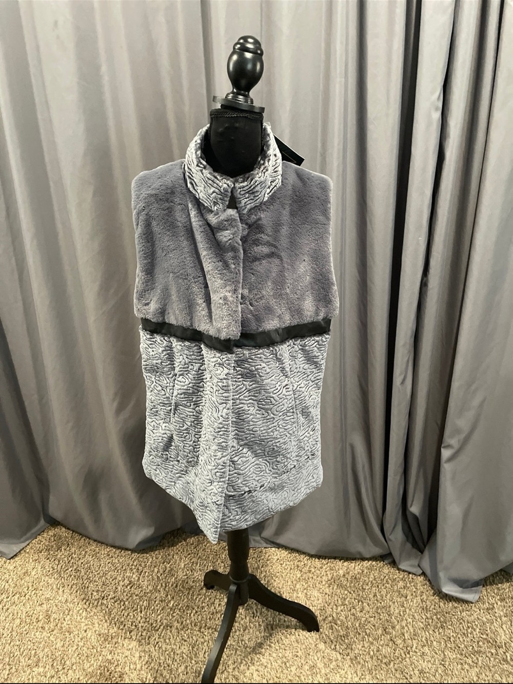 iman nwt faux fur vest size M/L gray